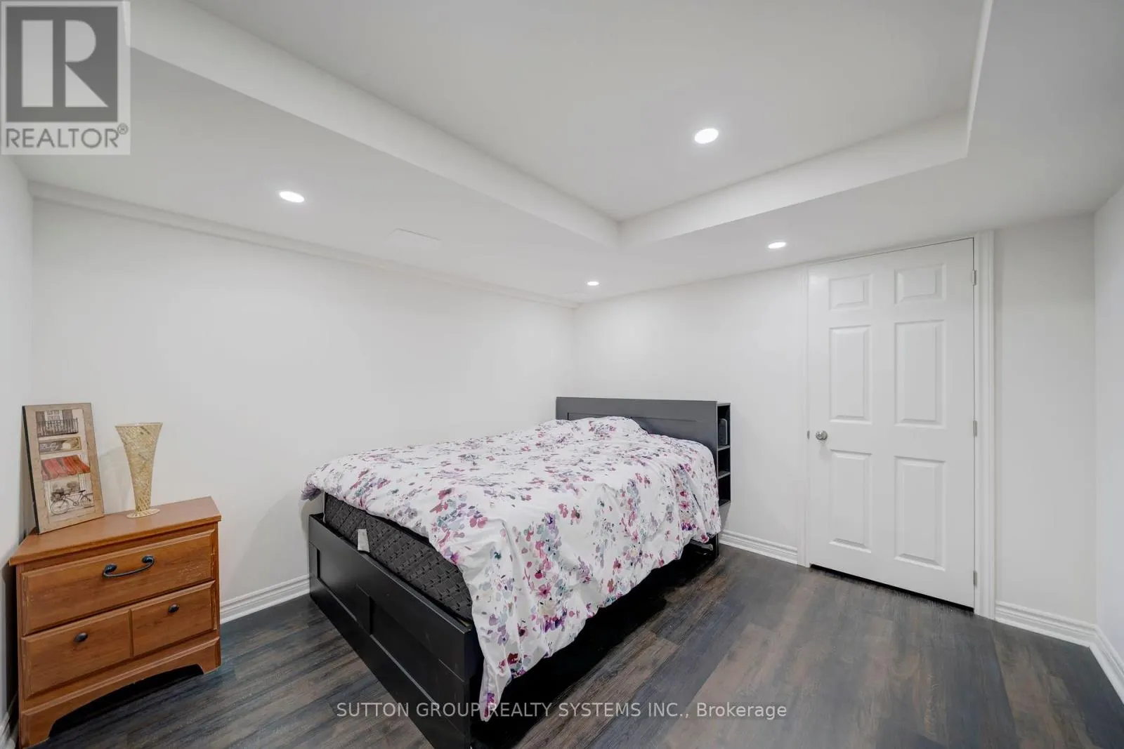 8017 HAMPTON COURT