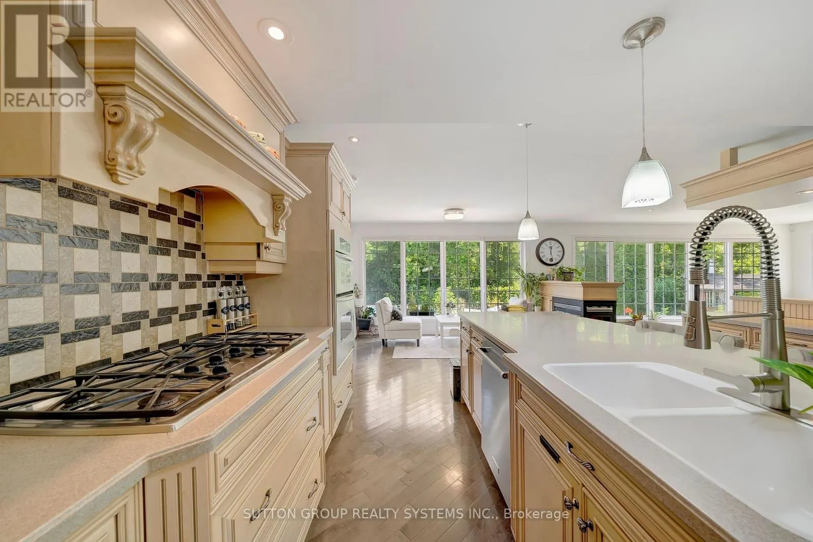 8017 HAMPTON COURT