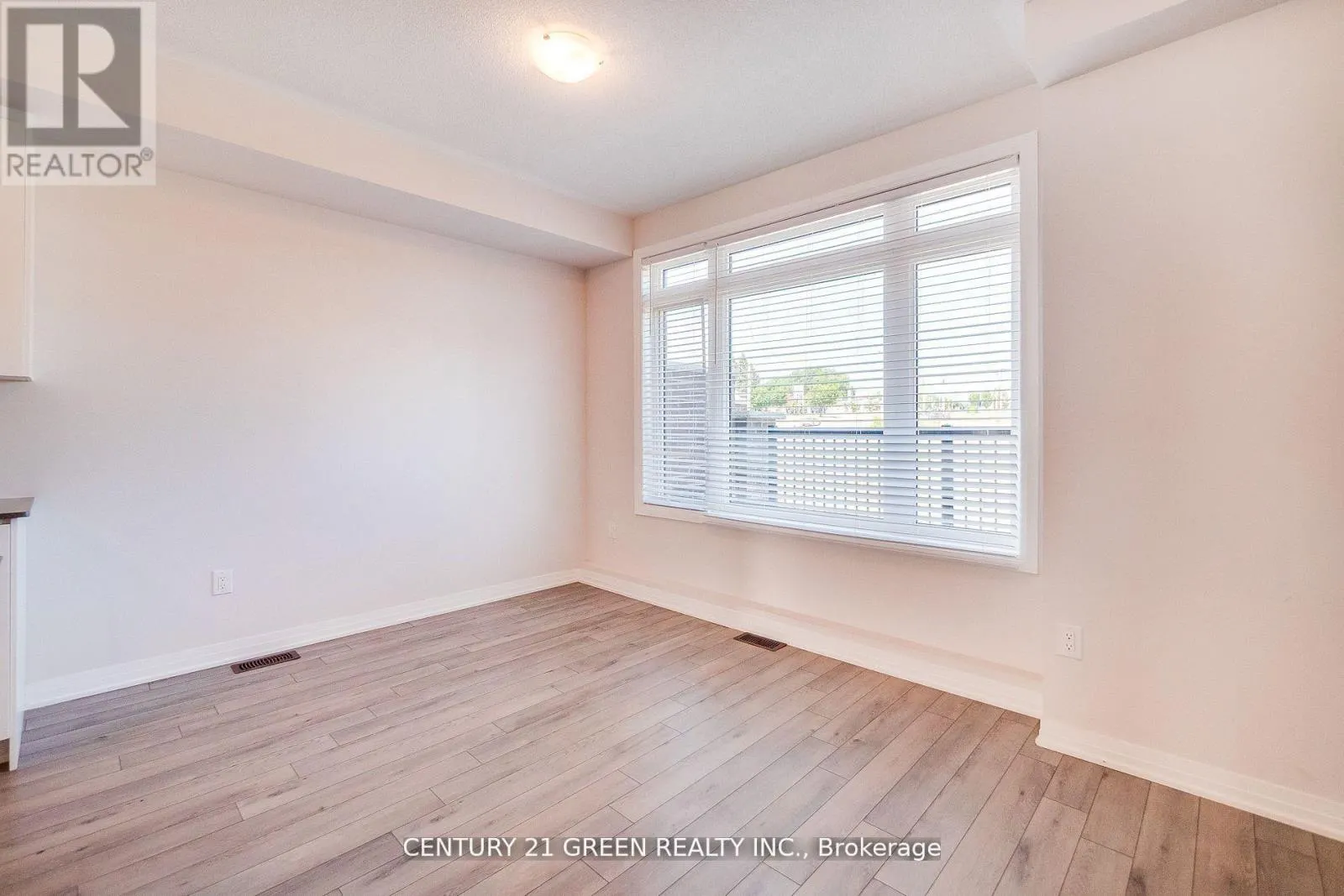 UPPER LEVEL - 104 - 585 COLBORNE STREET