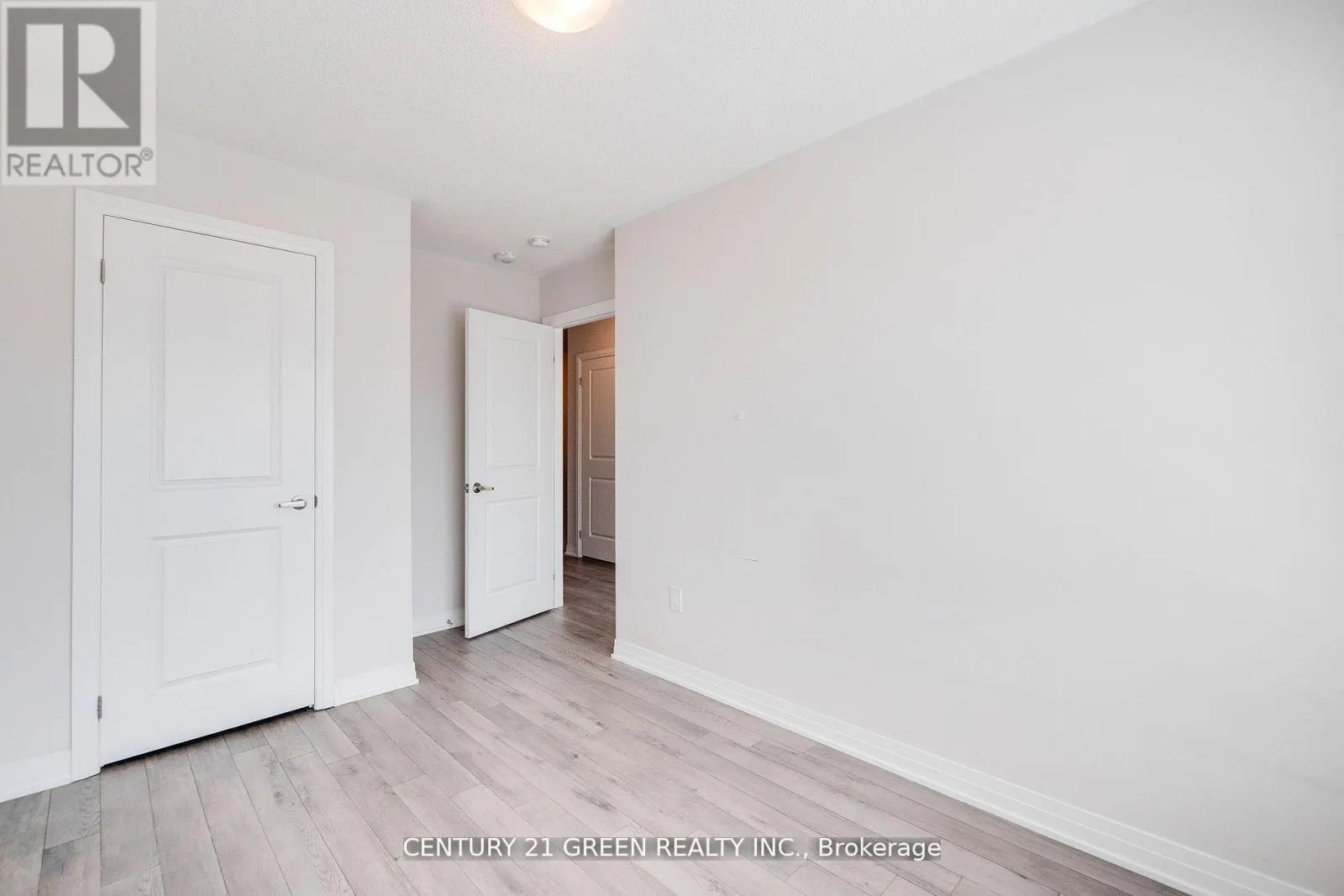 UPPER LEVEL - 104 - 585 COLBORNE STREET