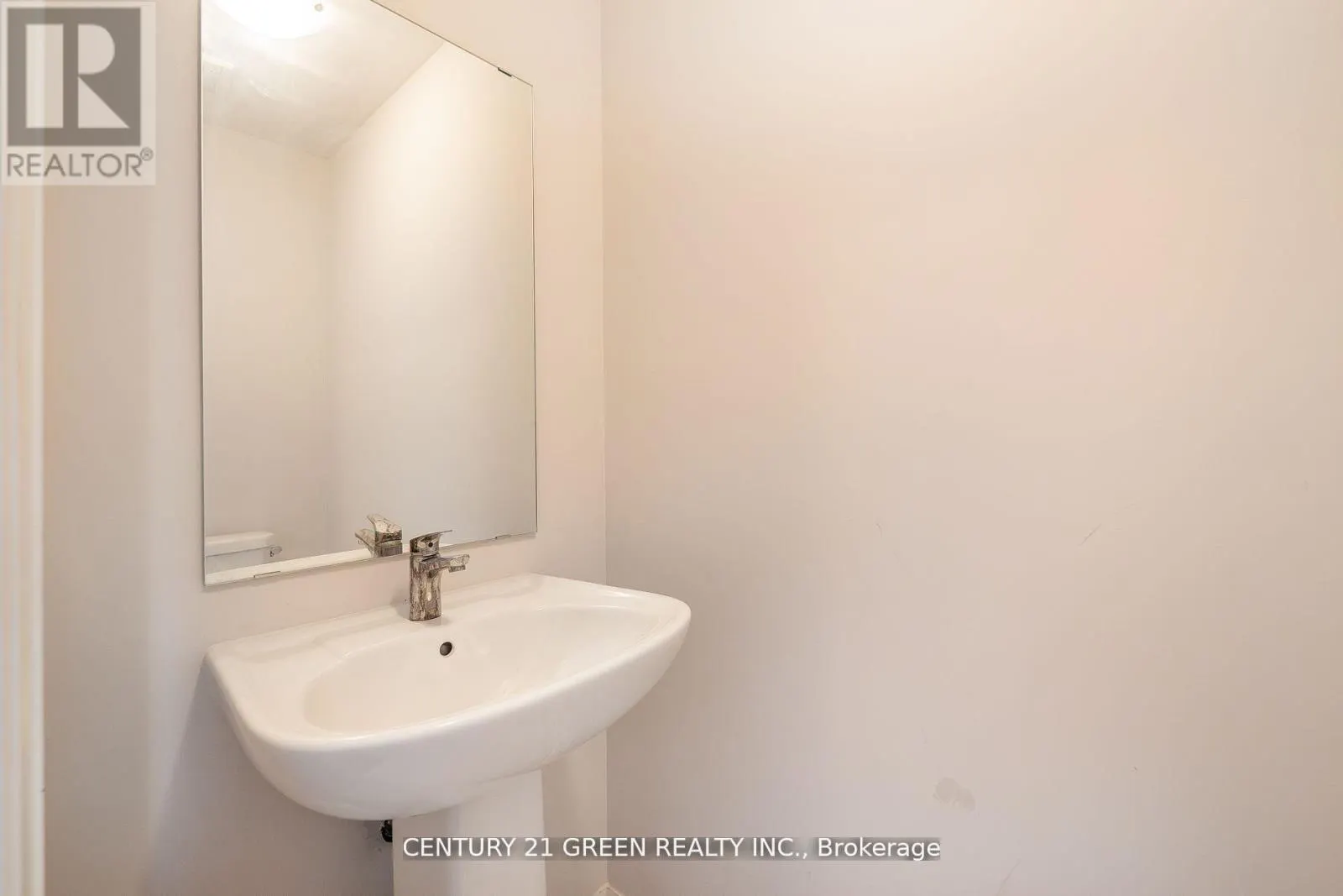 UPPER LEVEL - 104 - 585 COLBORNE STREET