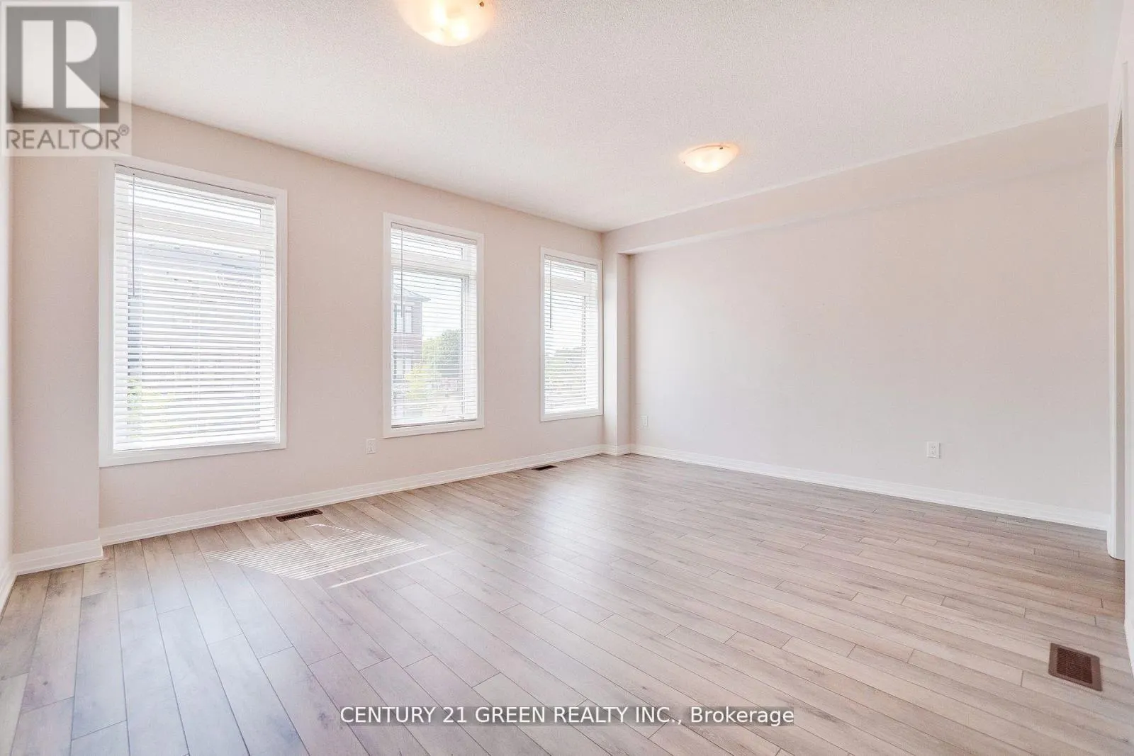 UPPER LEVEL - 104 - 585 COLBORNE STREET