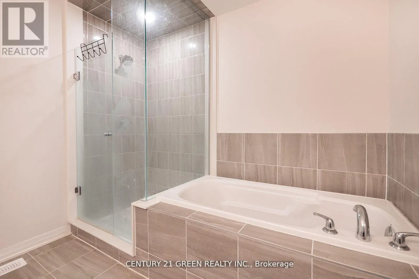 UPPER LEVEL - 104 - 585 COLBORNE STREET