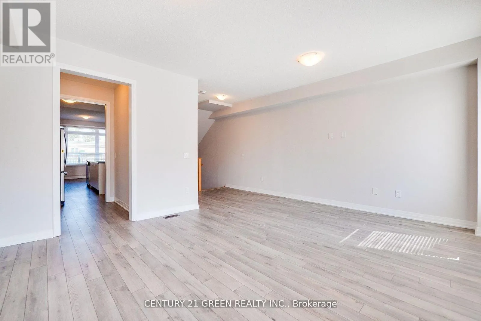 UPPER LEVEL - 104 - 585 COLBORNE STREET