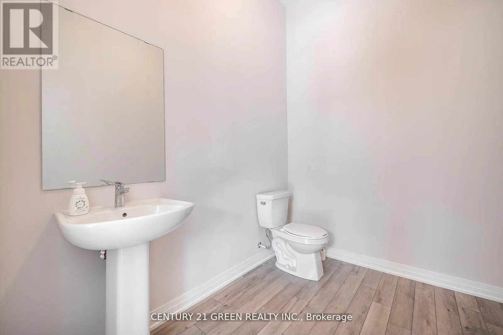 UPPER LEVEL - 104 - 585 COLBORNE STREET