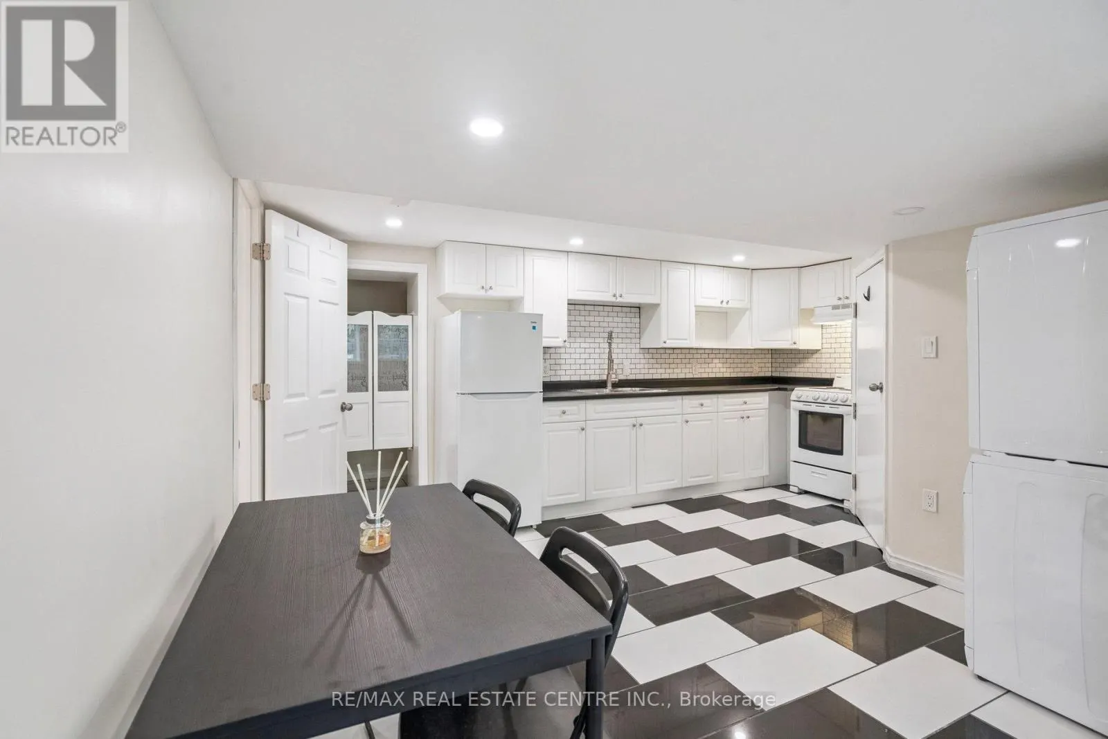 196 SILVERCREEK PARKWAY S