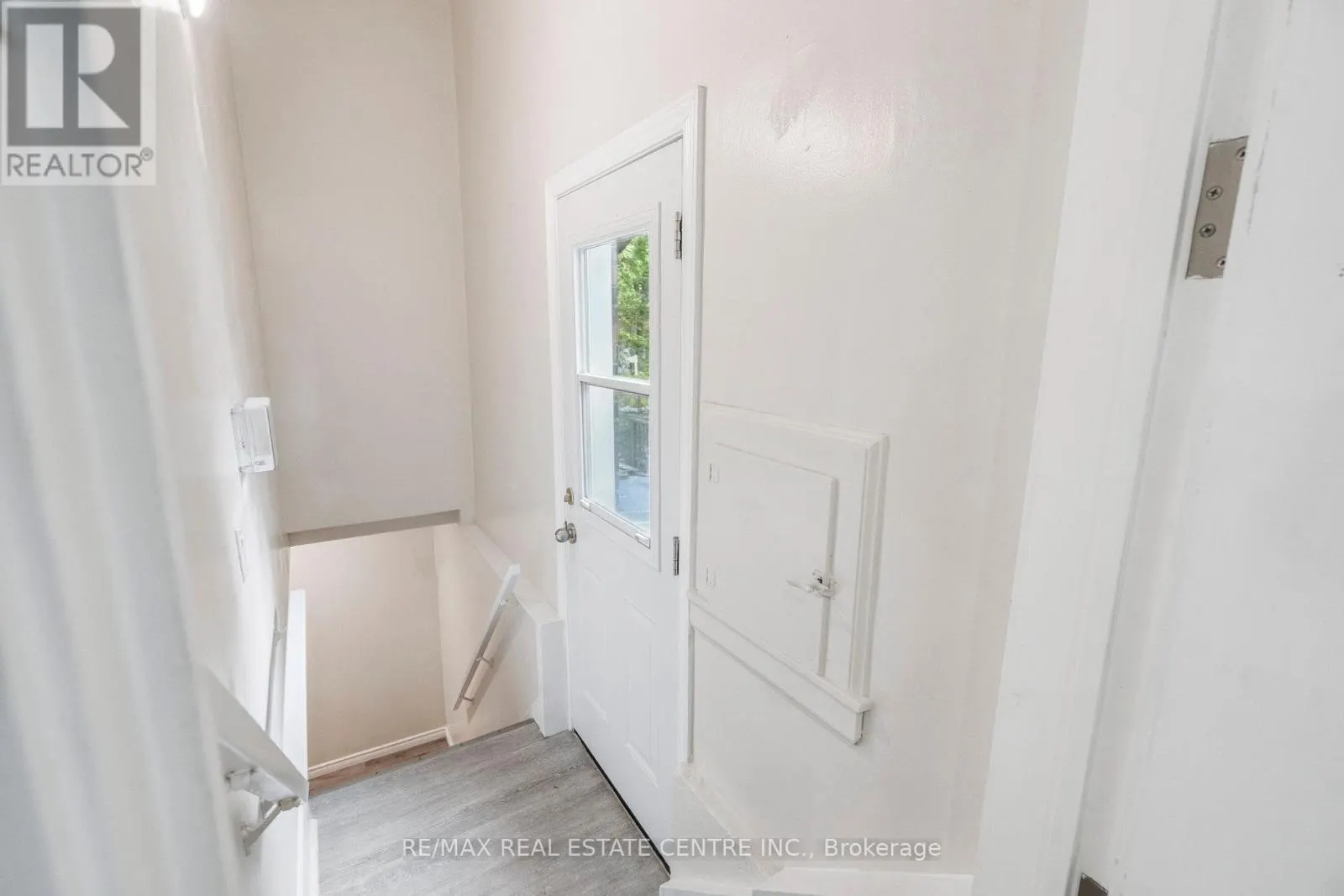 196 SILVERCREEK PARKWAY S