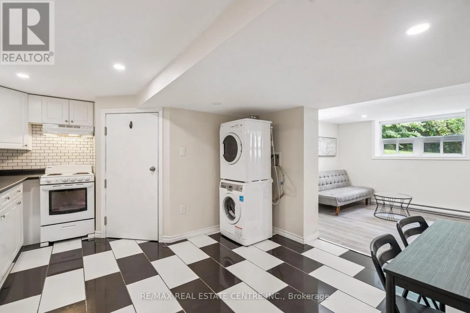 196 SILVERCREEK PARKWAY S