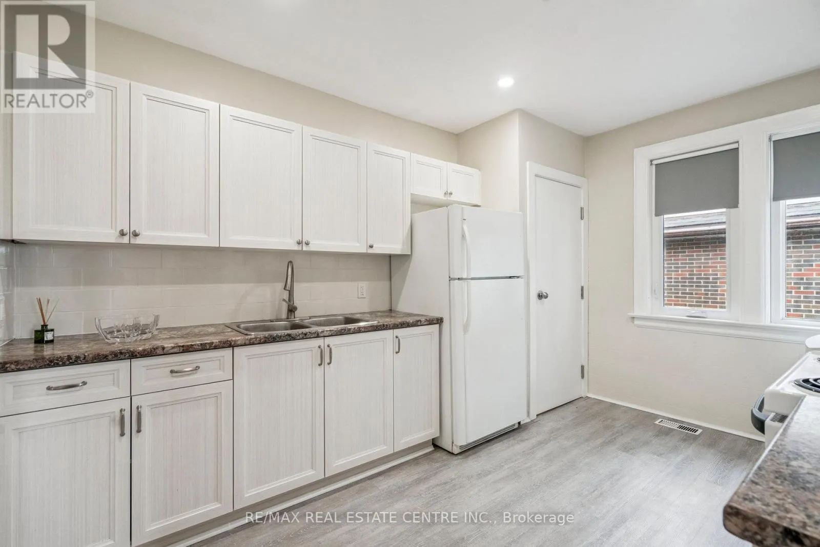 196 SILVERCREEK PARKWAY S