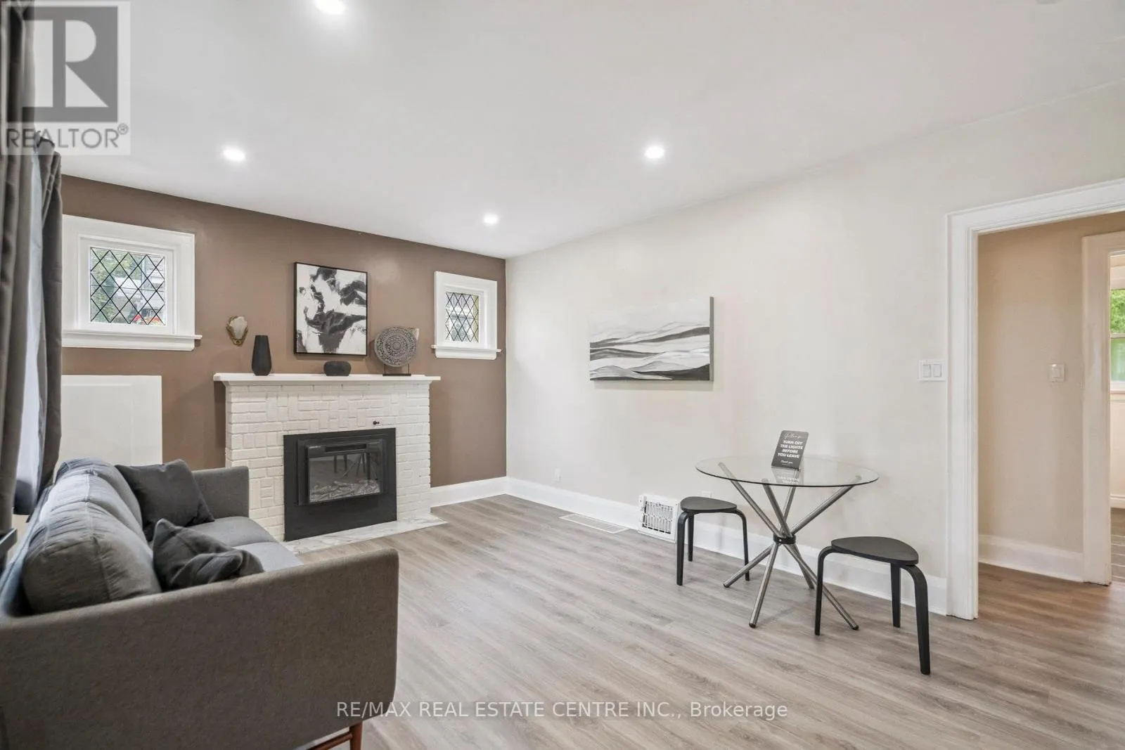 196 SILVERCREEK PARKWAY S