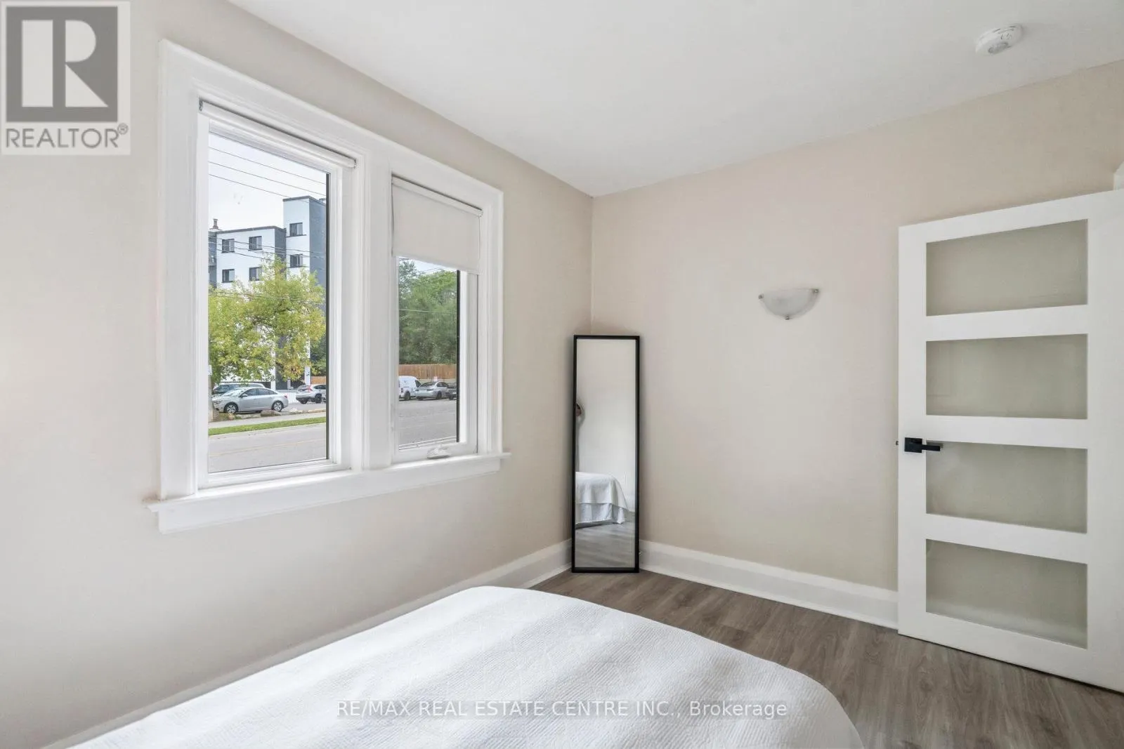 196 SILVERCREEK PARKWAY S