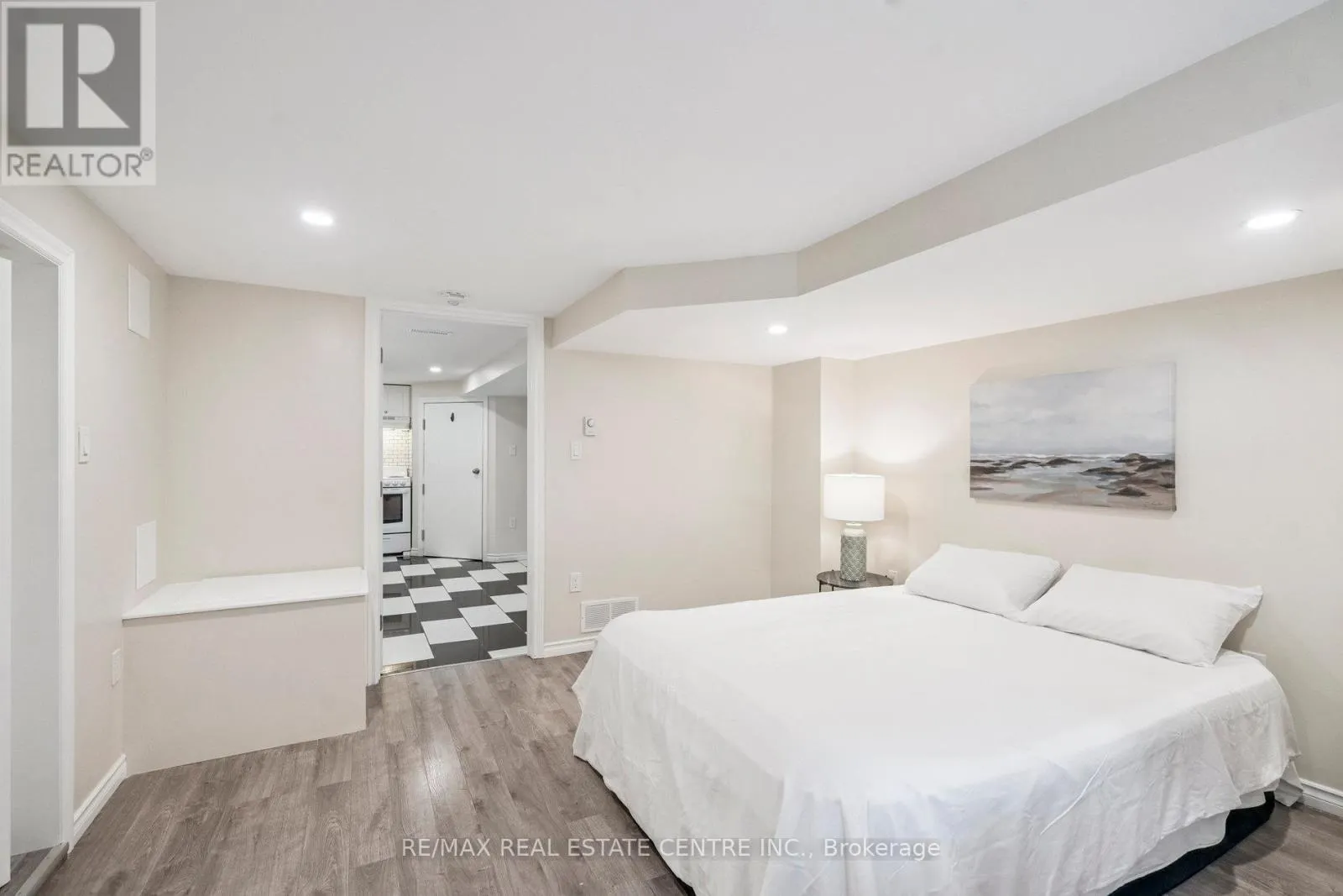 196 SILVERCREEK PARKWAY S
