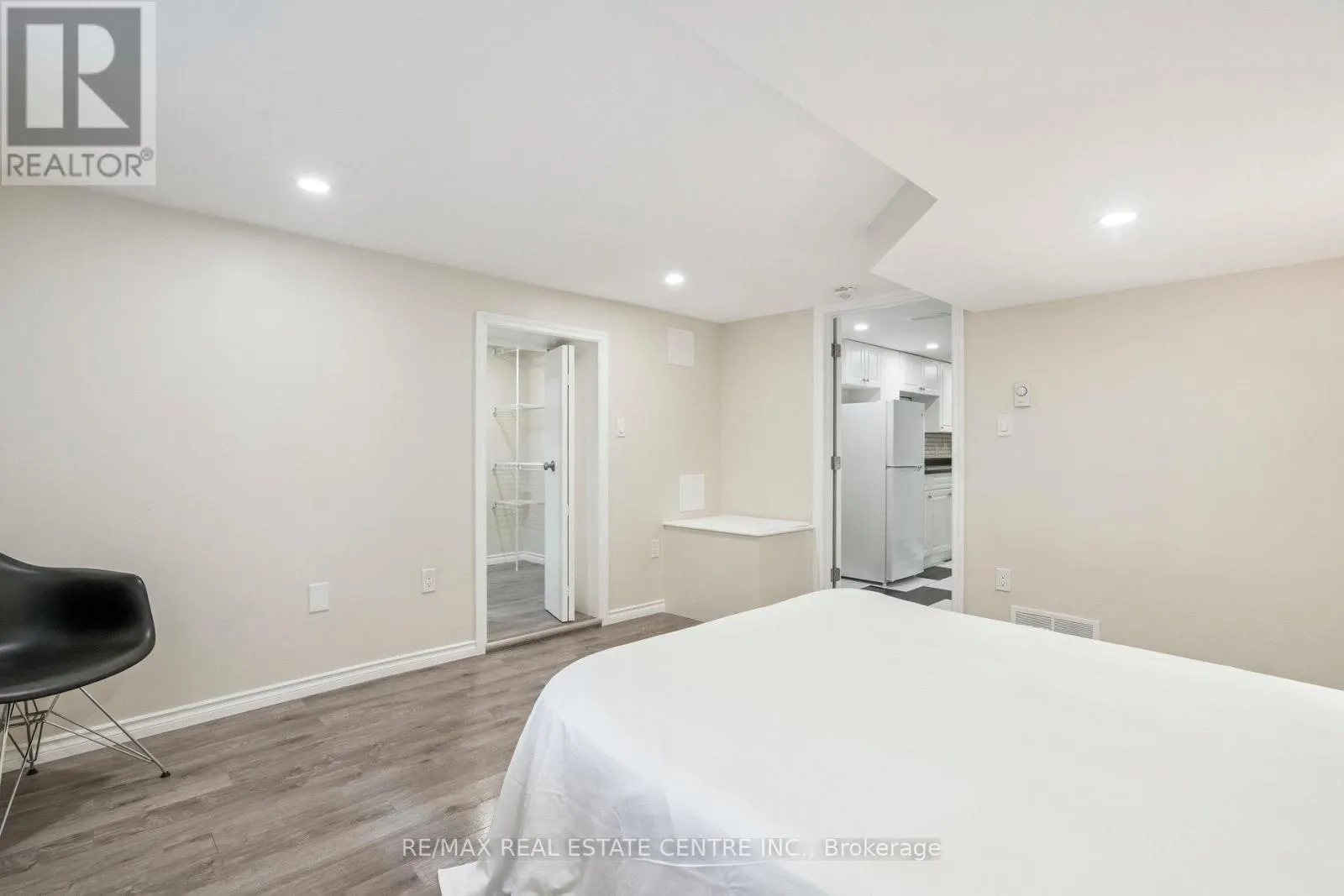196 SILVERCREEK PARKWAY S