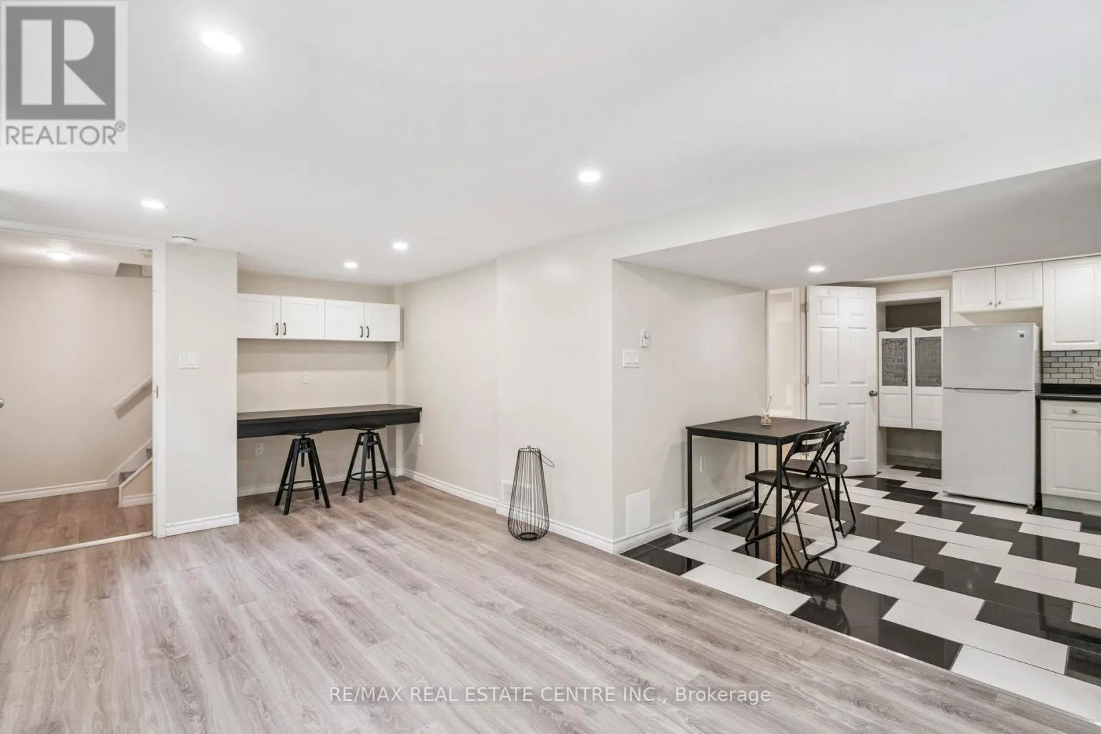 196 SILVERCREEK PARKWAY S