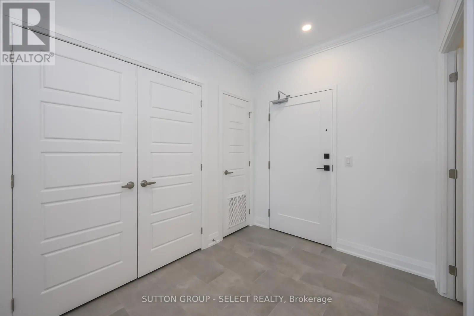 207 - 1975 FOUNTAIN GRASS DRIVE, #207