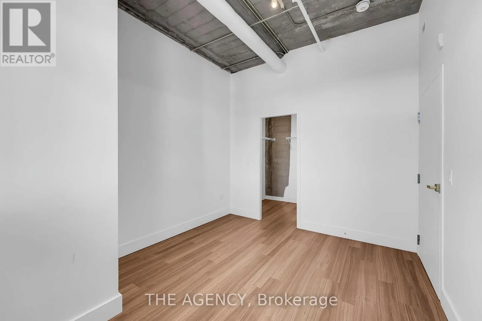 221 - 120 HURON STREET
