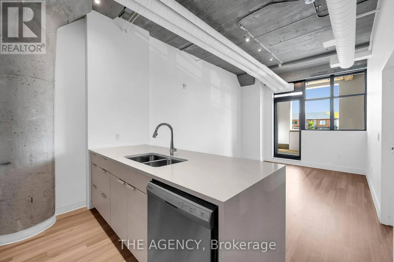 221 - 120 HURON STREET