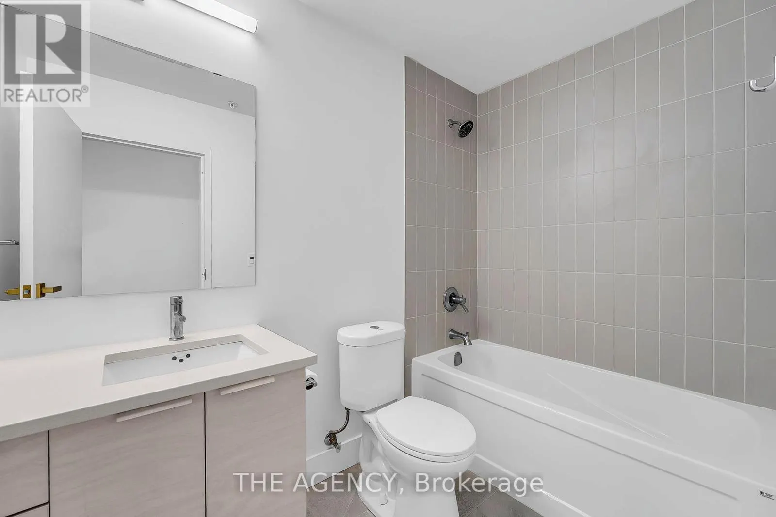 221 - 120 HURON STREET