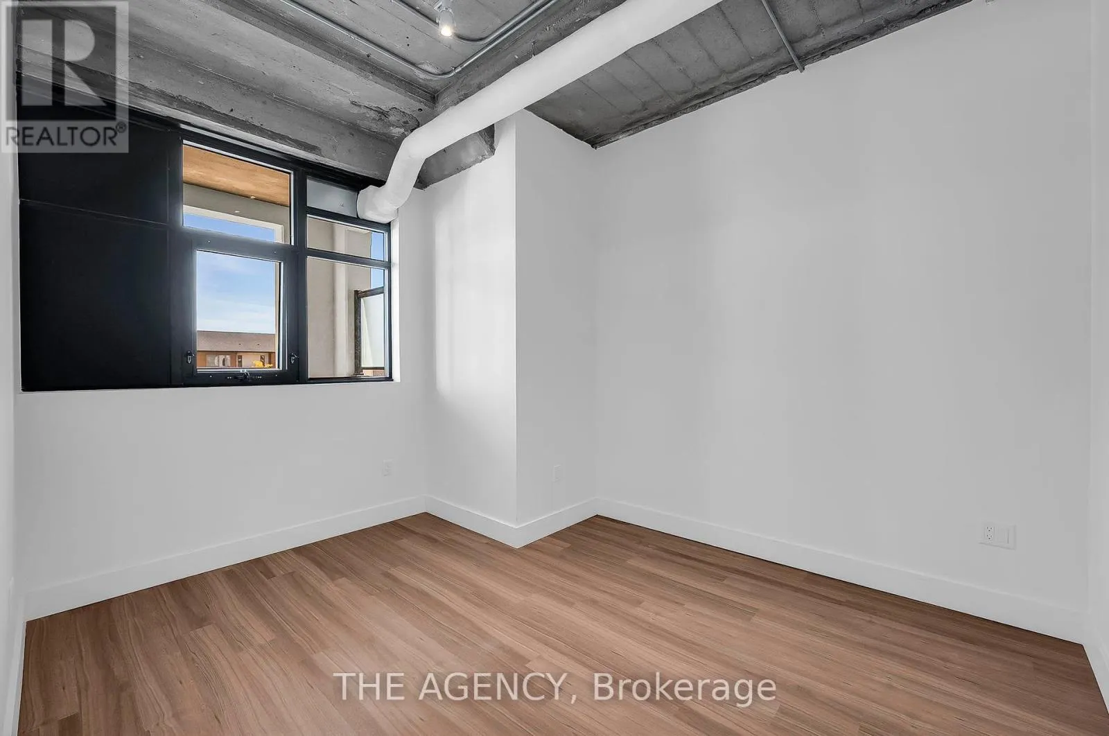 221 - 120 HURON STREET