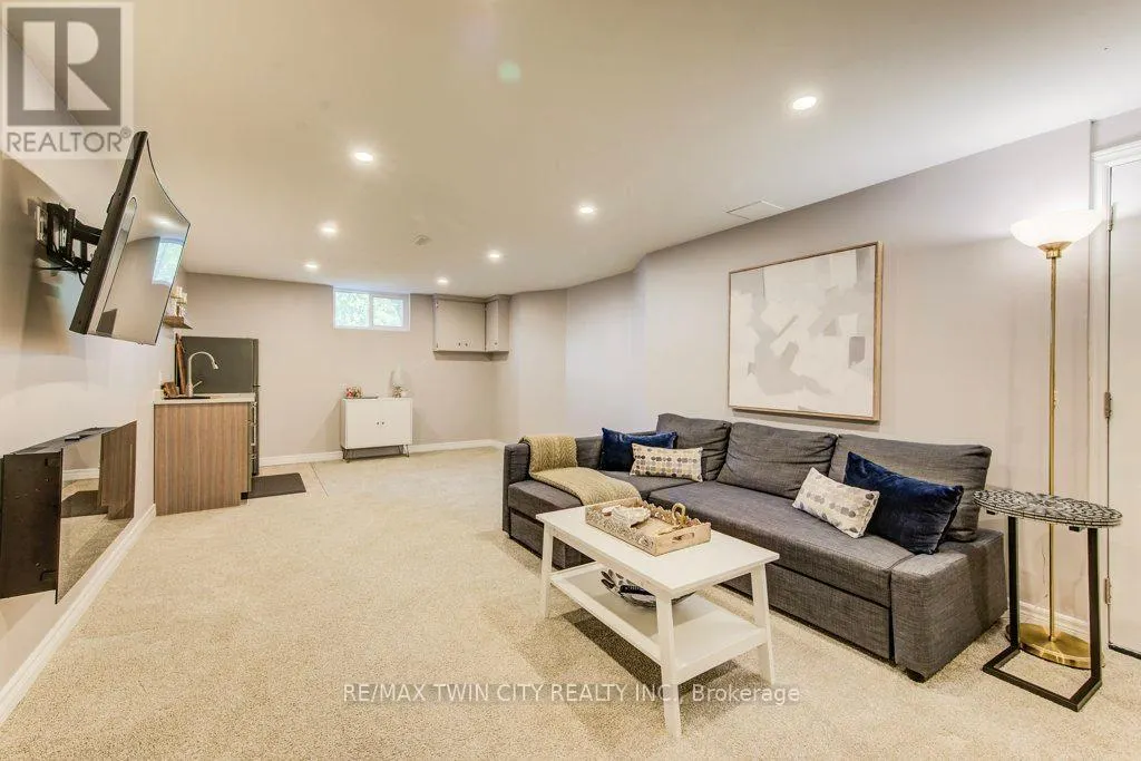 466 KINGSFORD PLACE