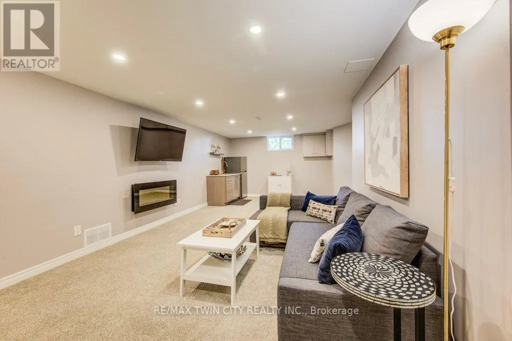 466 KINGSFORD PLACE