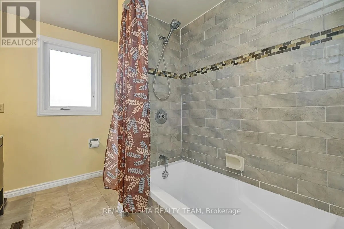 6096 MEADOWHILL CRESCENT