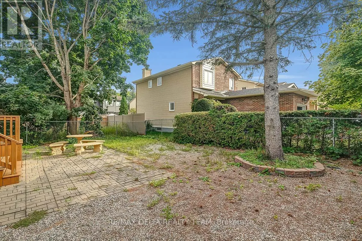 6096 MEADOWHILL CRESCENT