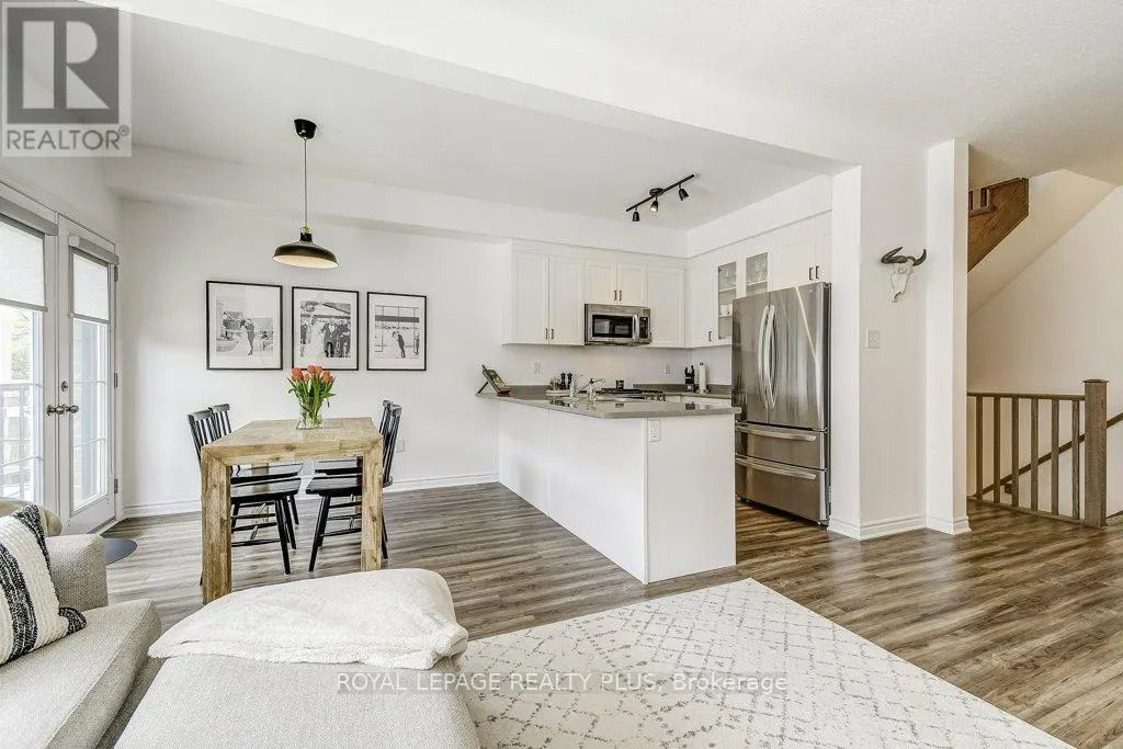 34 - 383 DUNDAS STREET E