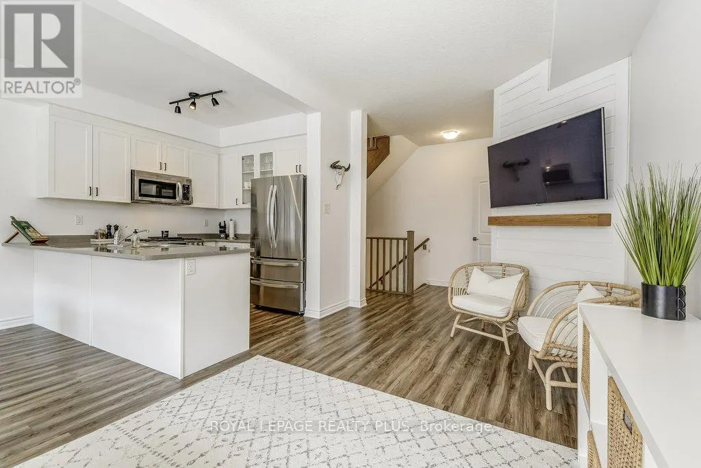 34 - 383 DUNDAS STREET E