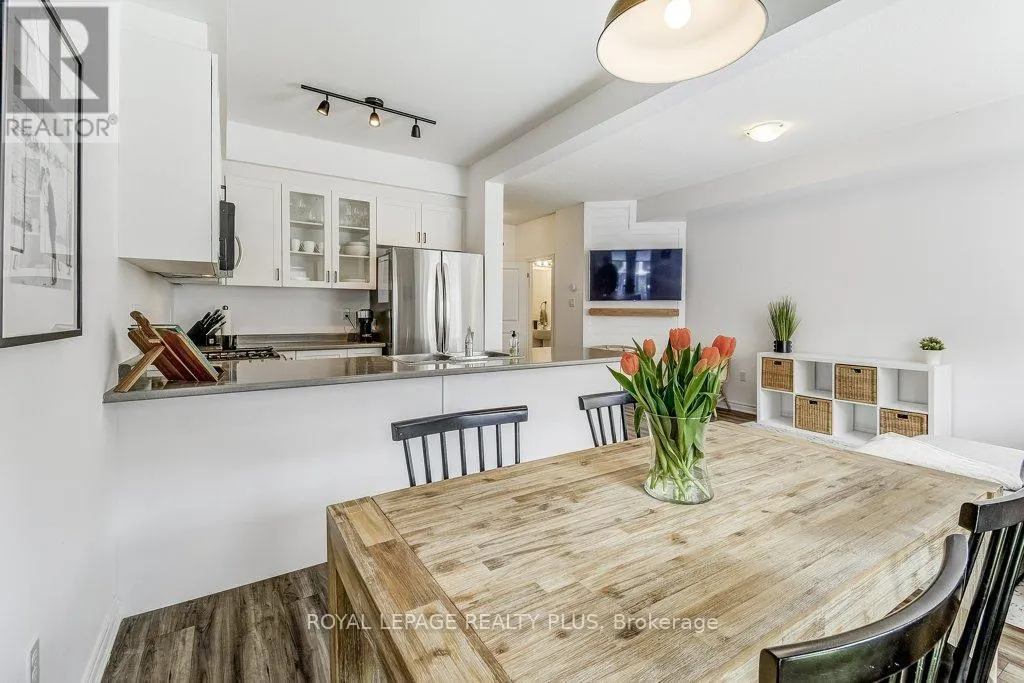 34 - 383 DUNDAS STREET E