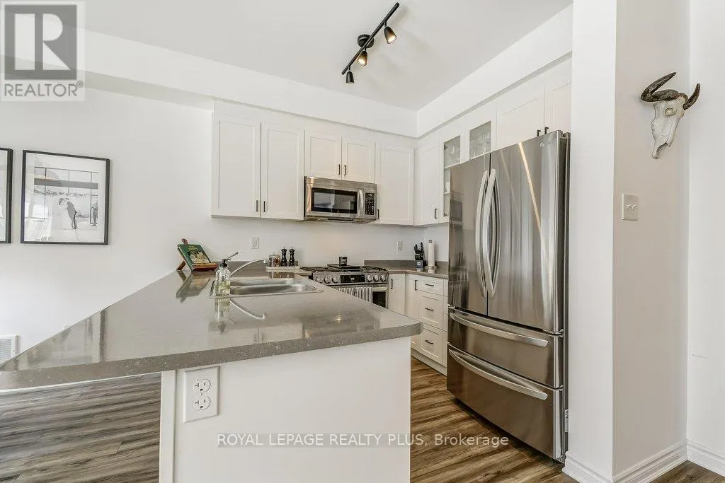 34 - 383 DUNDAS STREET E