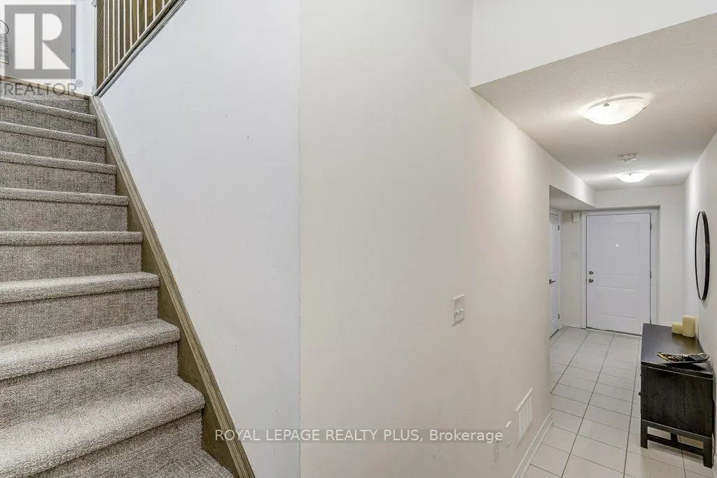 34 - 383 DUNDAS STREET E