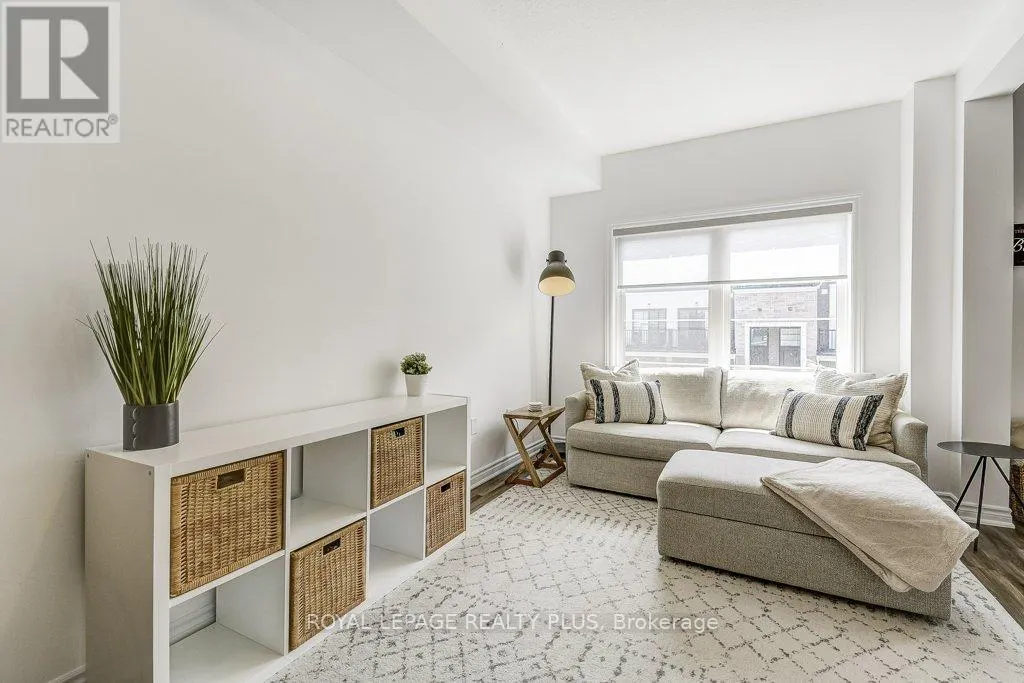 34 - 383 DUNDAS STREET E