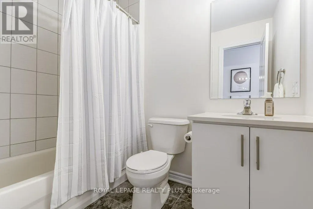 34 - 383 DUNDAS STREET E