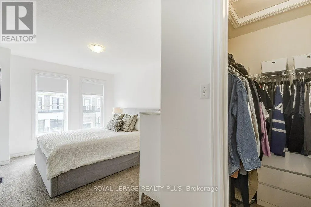 34 - 383 DUNDAS STREET E