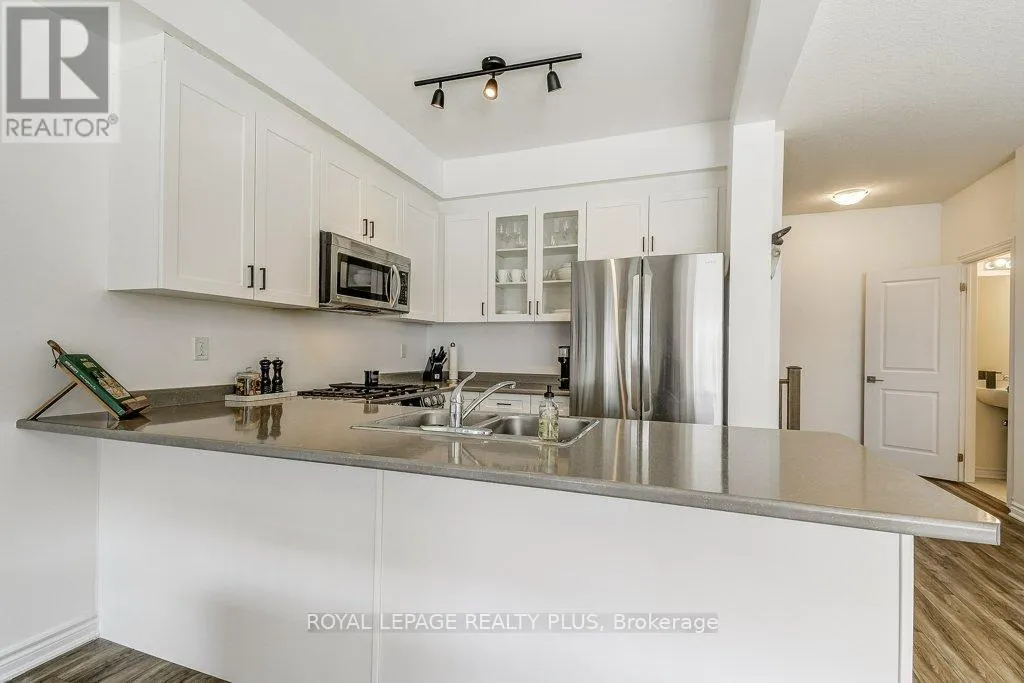 34 - 383 DUNDAS STREET E