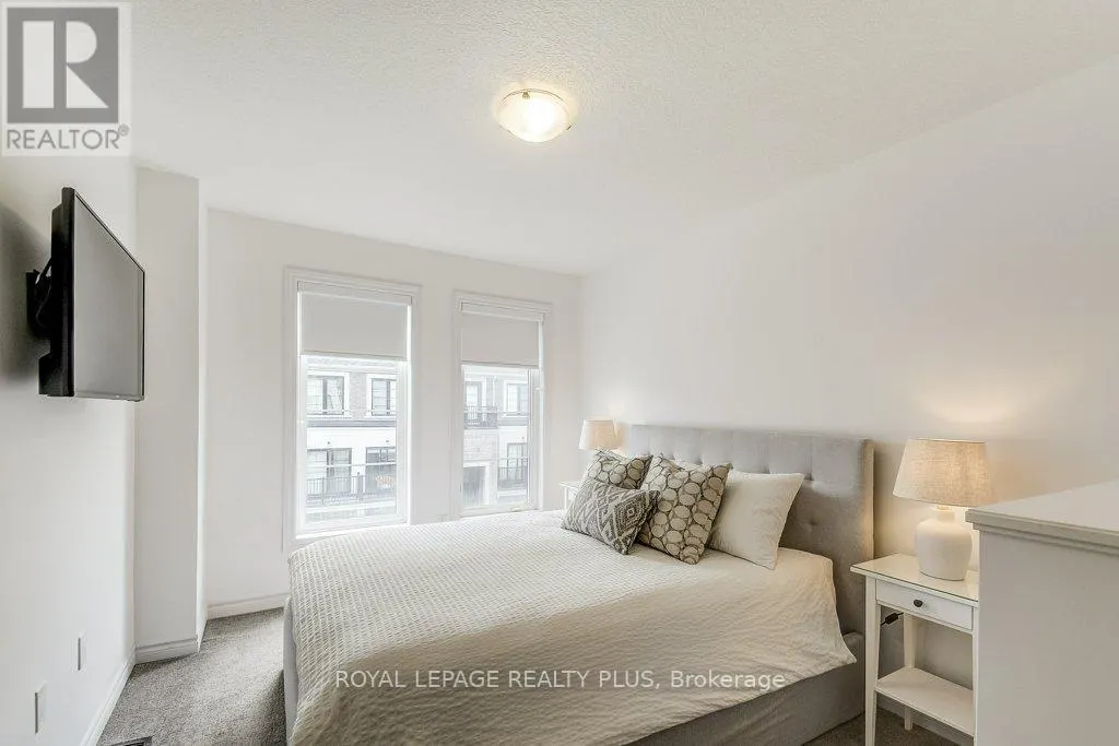 34 - 383 DUNDAS STREET E