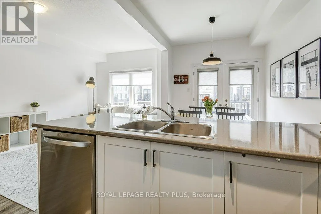 34 - 383 DUNDAS STREET E