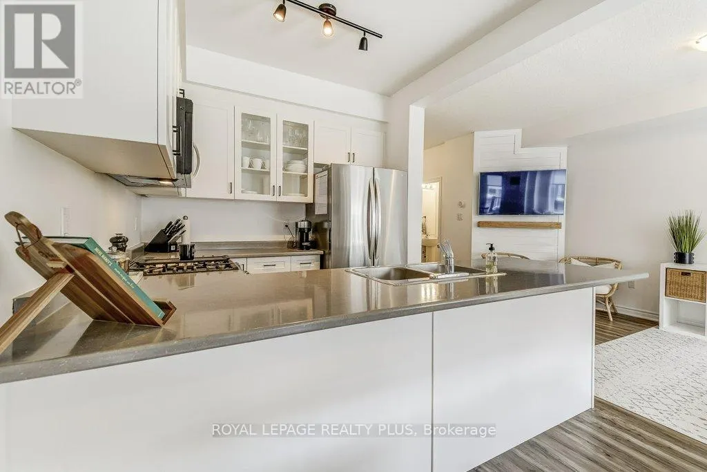 34 - 383 DUNDAS STREET E