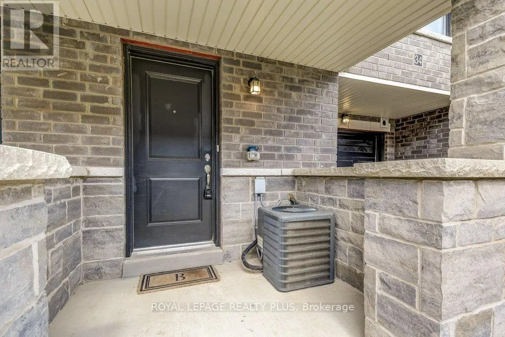 34 - 383 DUNDAS STREET E