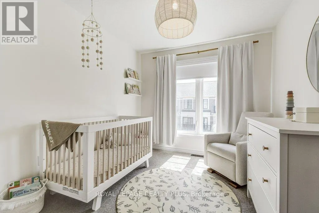 34 - 383 DUNDAS STREET E
