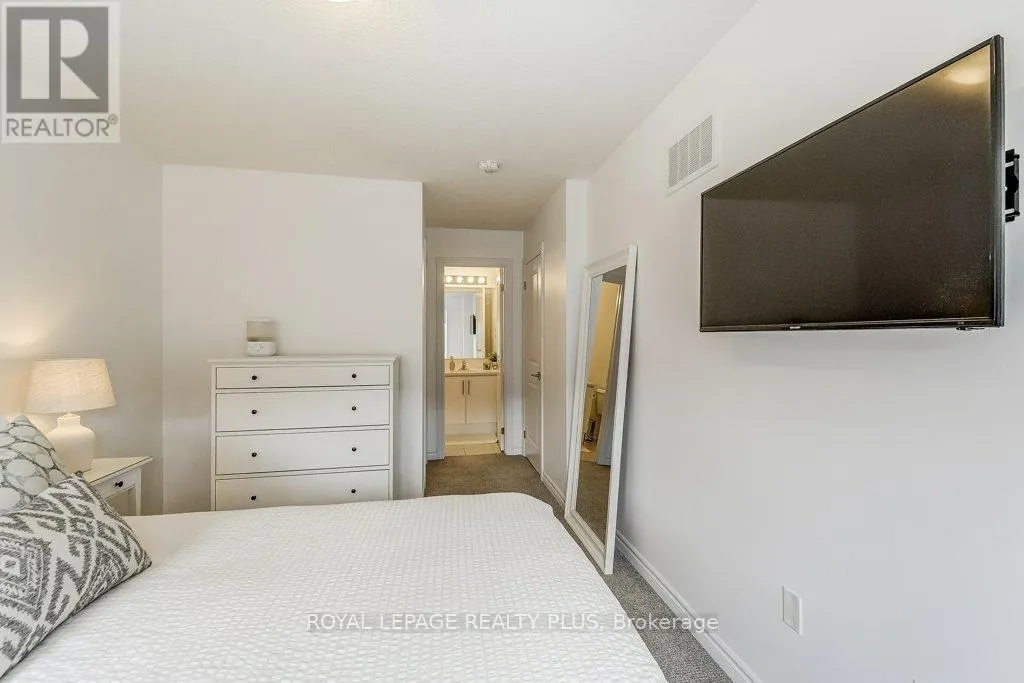 34 - 383 DUNDAS STREET E