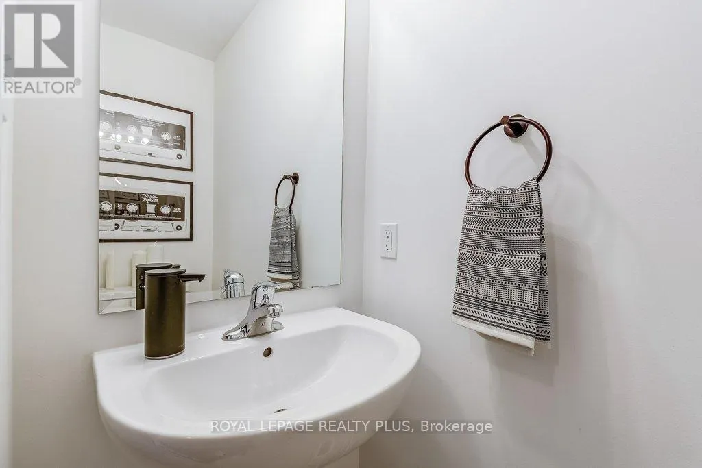 34 - 383 DUNDAS STREET E