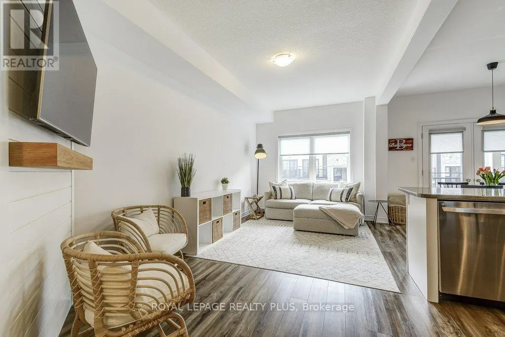 34 - 383 DUNDAS STREET E