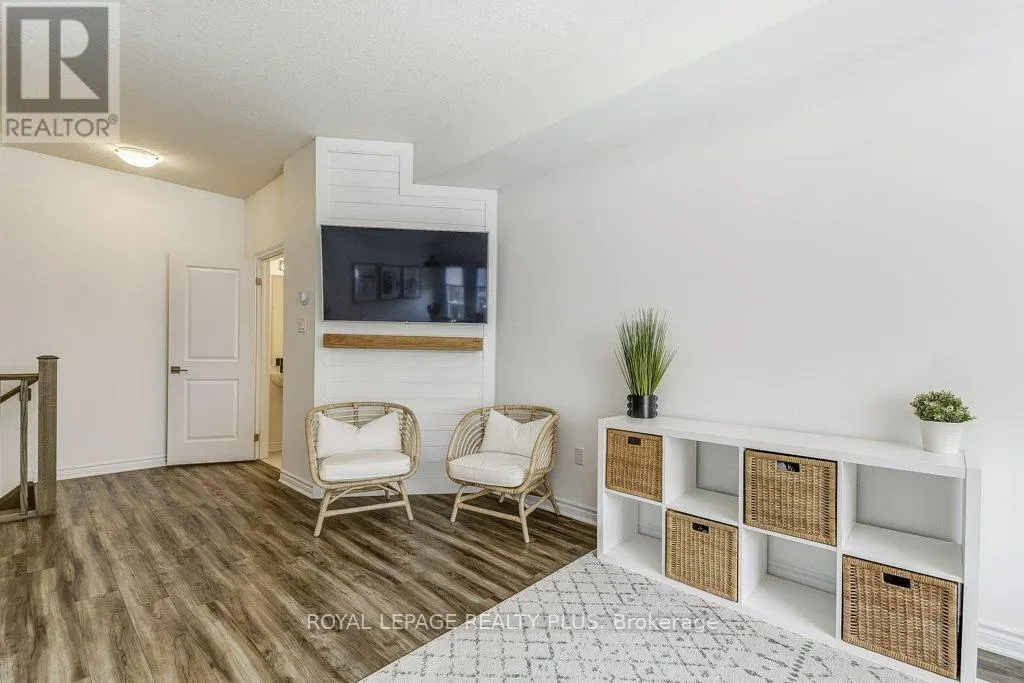 34 - 383 DUNDAS STREET E