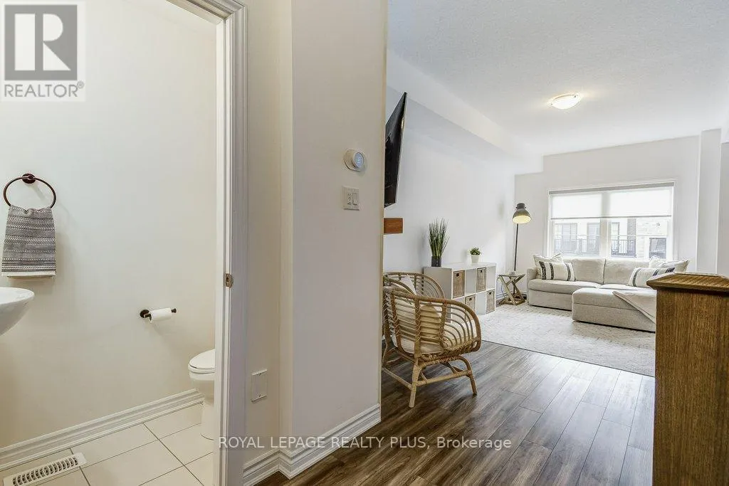 34 - 383 DUNDAS STREET E