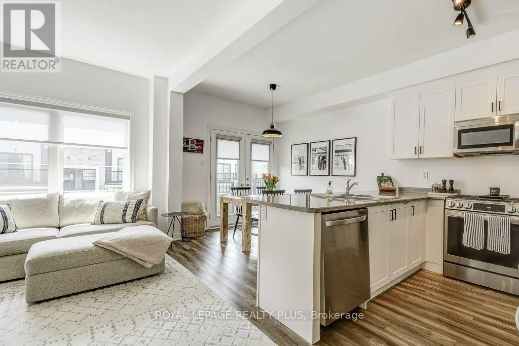 34 - 383 DUNDAS STREET E