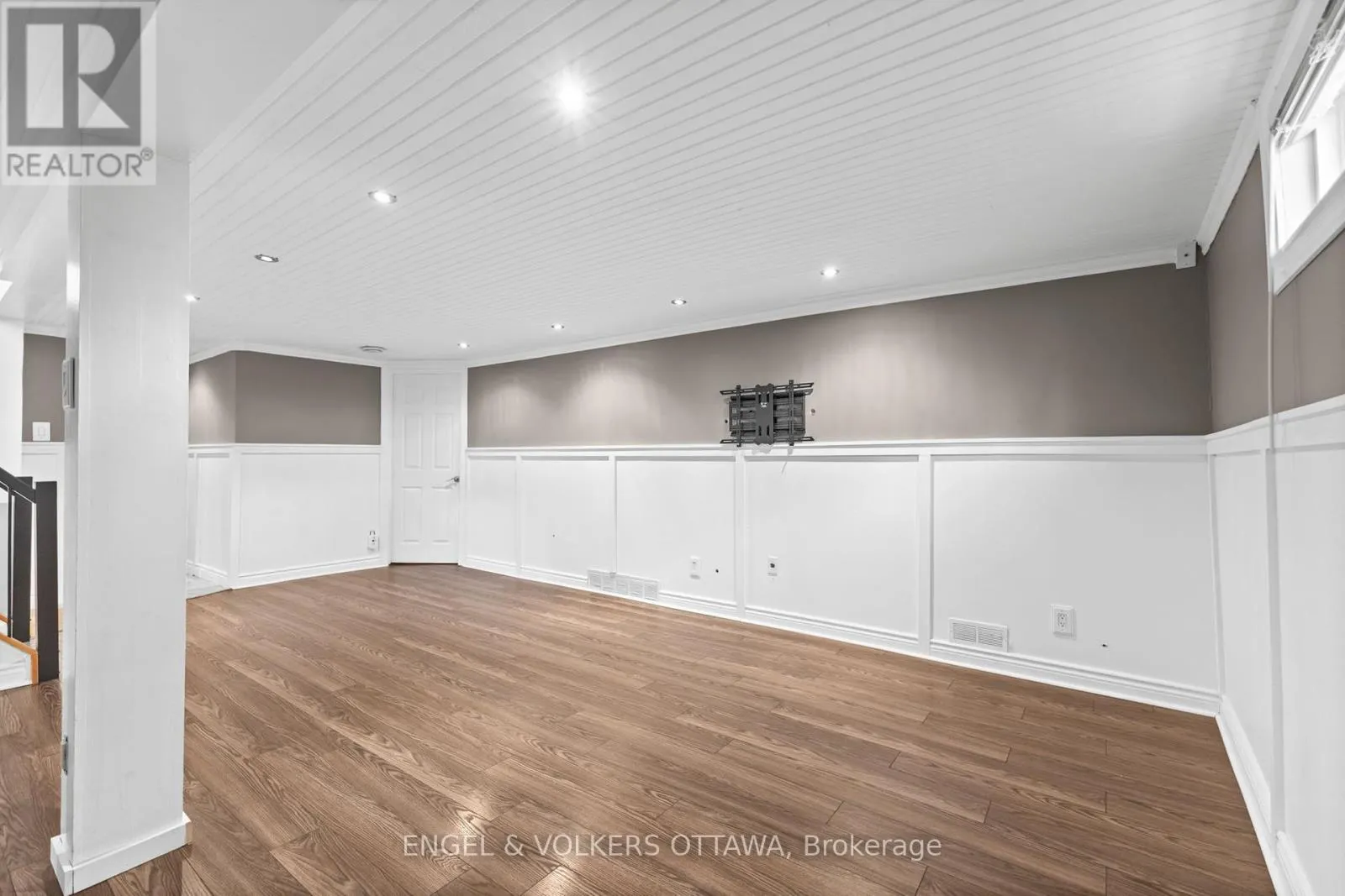 855 WESTON DRIVE