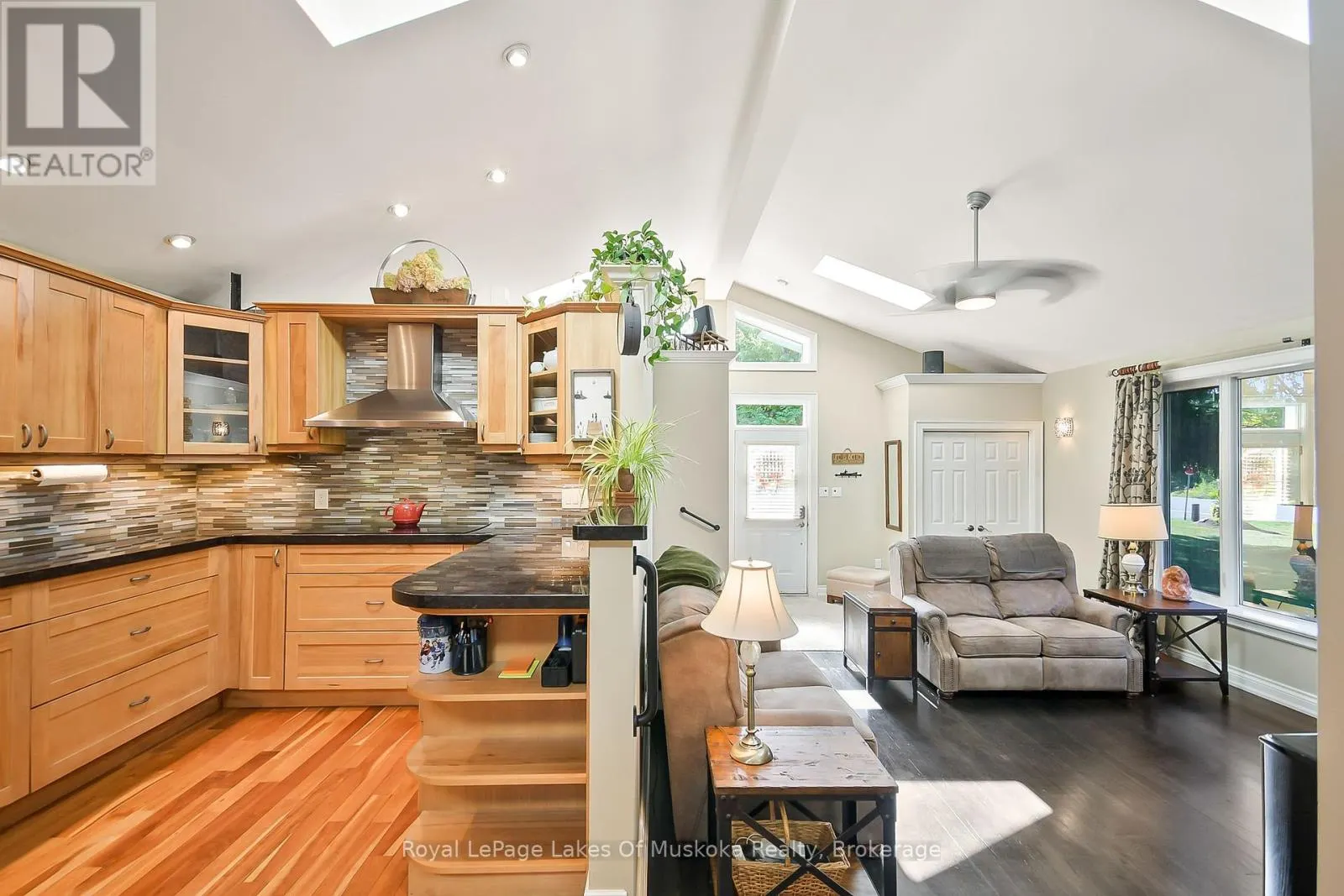 2 LESLIE DRIVE W