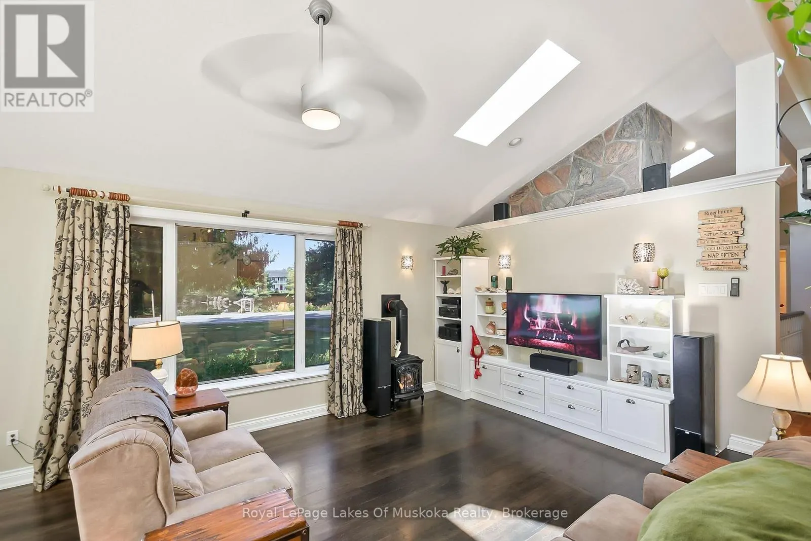 2 LESLIE DRIVE W